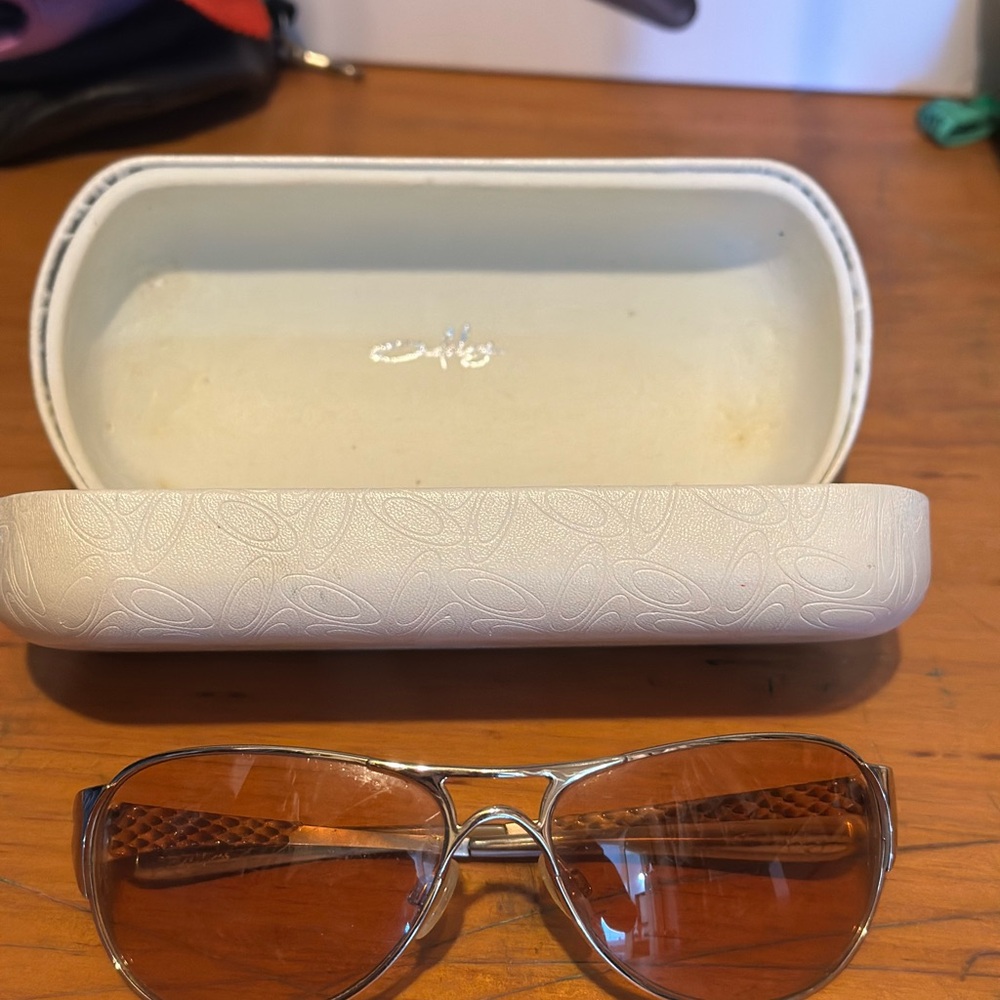 Chic Designer Sunglasses with Orange Lenses
